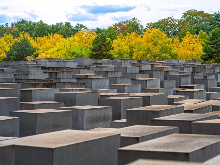 Das Denkmal für die ermordeten Juden Europas, kurz Holocaust-Mahnmal, in der historischen Mitte Berlins erinnert an die rund sechs Millionen Juden, die unter der Herrschaft der Nationalsozialisten ermordet wurden. Das Denkmal für die ermordeten Juden Europas, kurz Holocaust-Mahnmal, in der historischen Mitte Berlins erinnert an die rund sechs Millionen Juden, die unter der Herrschaft der Nationalsozialisten ermordet wurden.