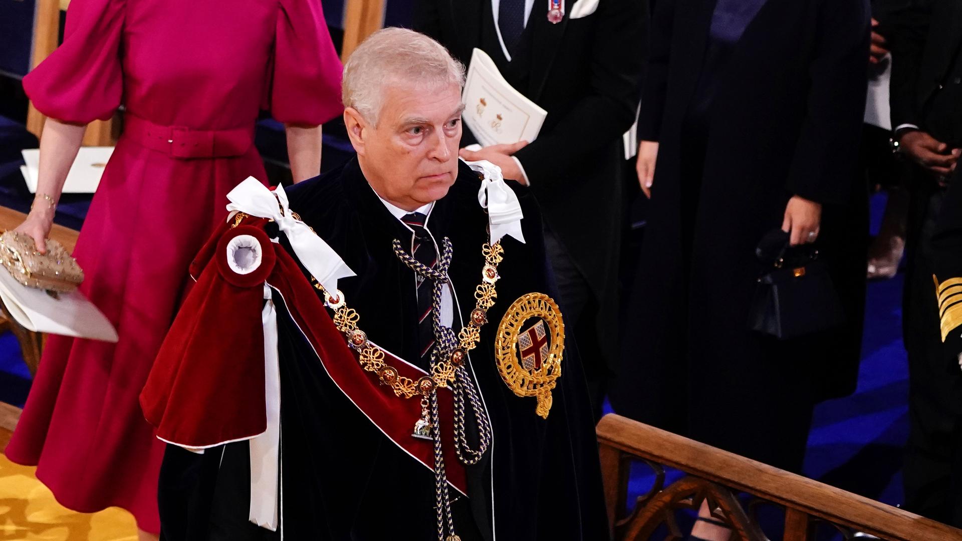 Prinz Andrew verlässt nach der Krönungszeremonie von König Charles III. und Königin Camilla Westminster Abbey