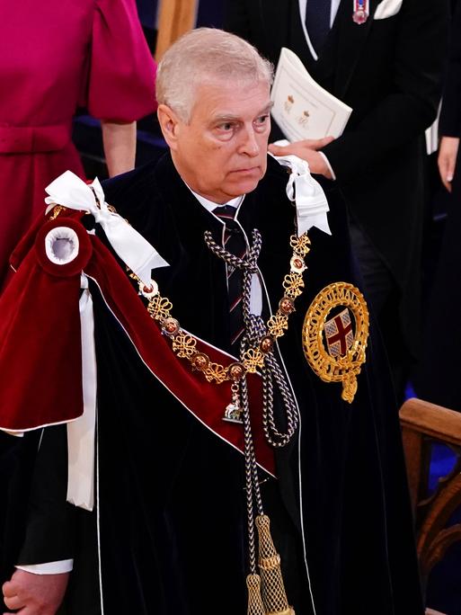Prinz Andrew verlässt nach der Krönungszeremonie von König Charles III. und Königin Camilla Westminster Abbey