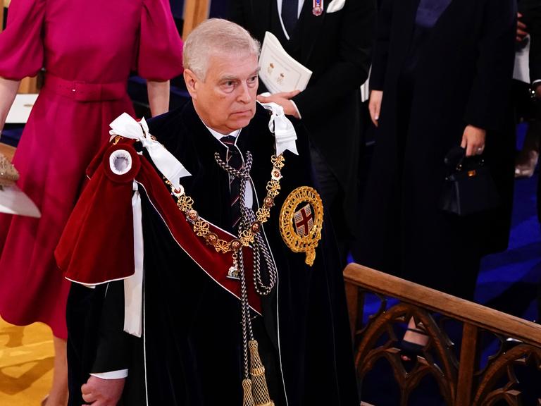 Prinz Andrew verlässt nach der Krönungszeremonie von König Charles III. und Königin Camilla Westminster Abbey