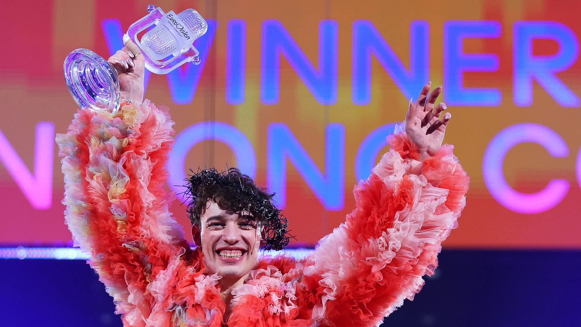 Nemo aus der Schweiz jubelt mit der Trophäe über den Sieg beim Finale des Eurovision Song Contest (ESC) 2024 in der Malmö Arena. 