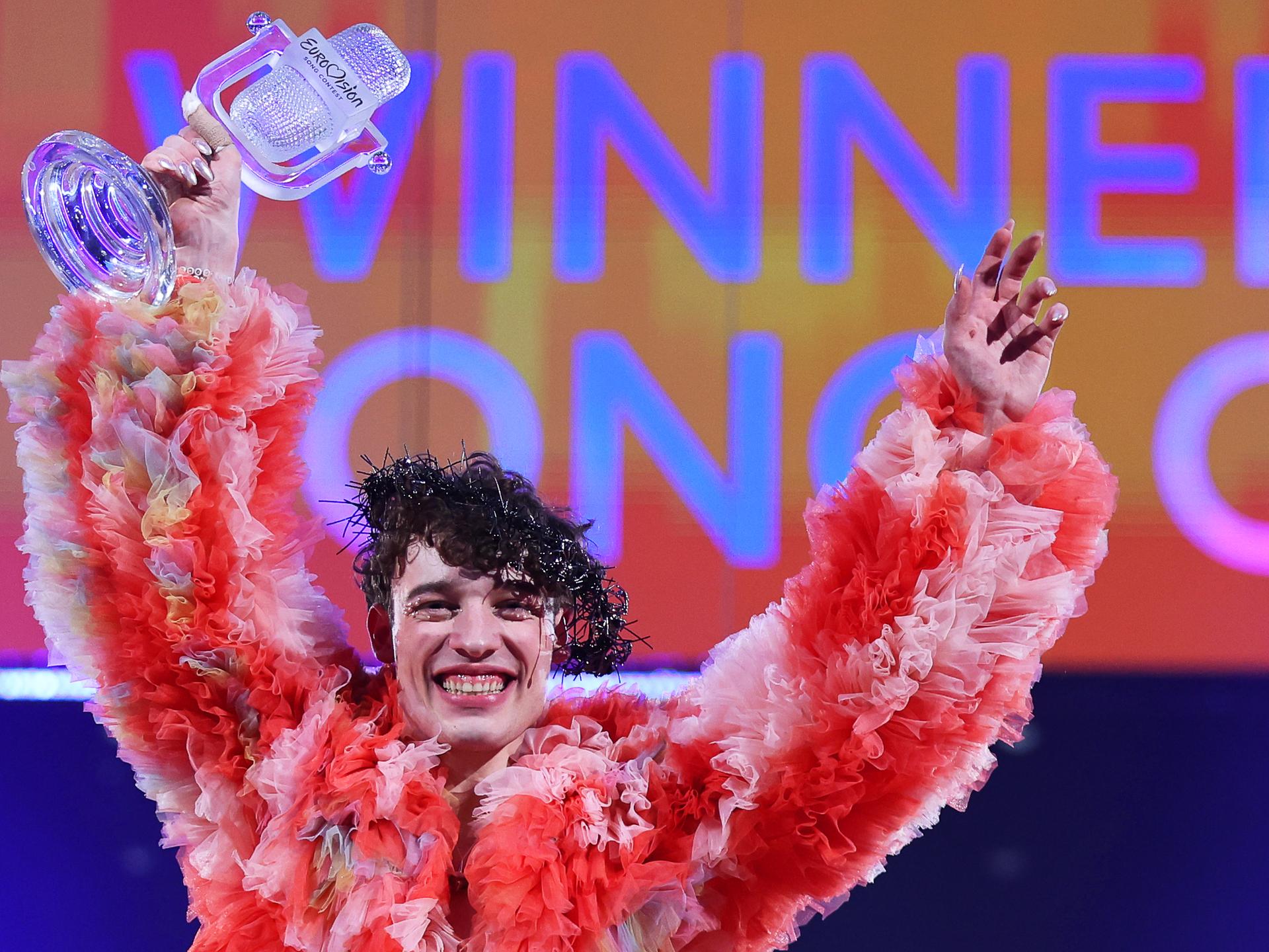 Nemo aus der Schweiz jubelt mit der Trophäe über den Sieg beim Finale des Eurovision Song Contest (ESC) 2024 in der Malmö Arena. 