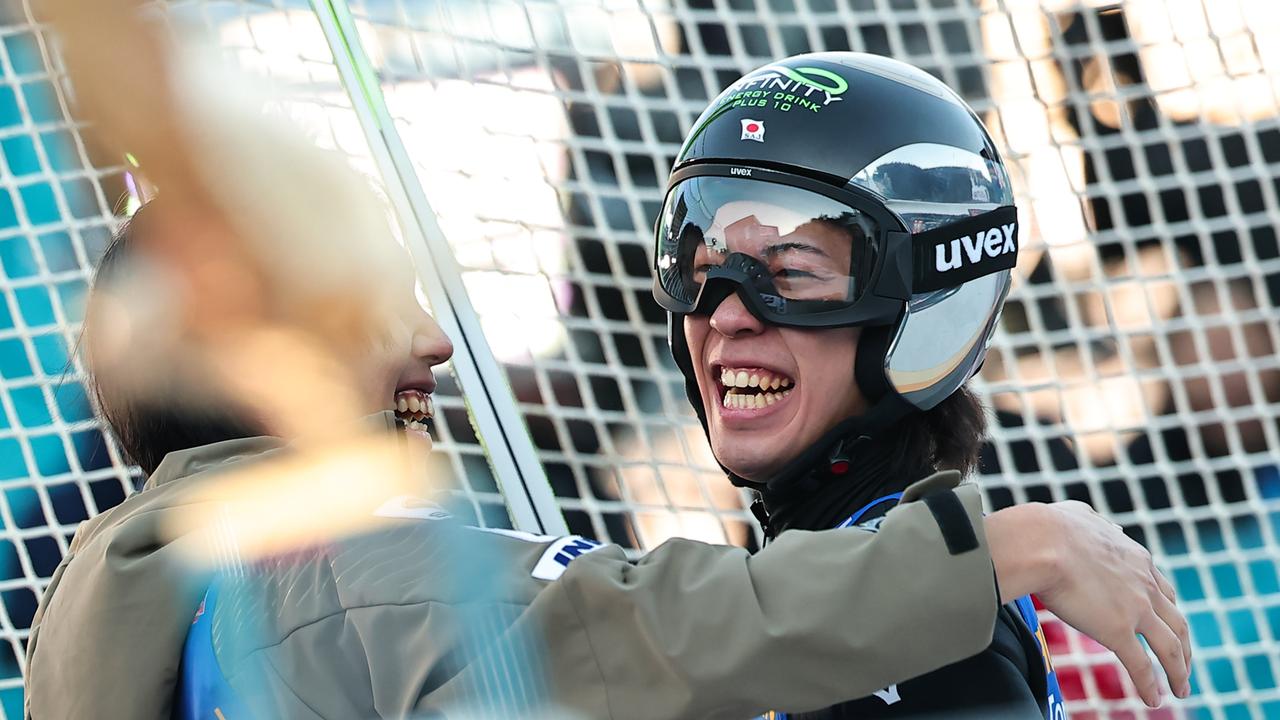 Der japanische Skispringer Ren Nikaido jubelt nach seinem Sprung
