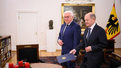 Bundespräsident Frank-Walter Steinmeier (l) empfängt Bundeskanzler Olaf Scholz (SPD) zum Gespräch im Schloss Bellevue.