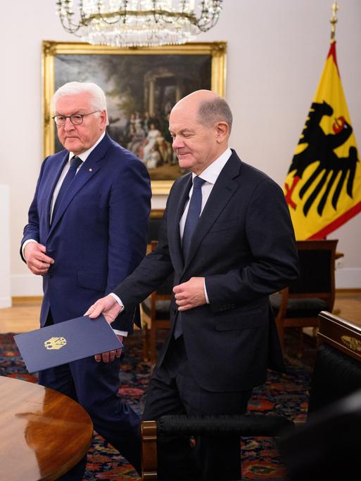 Bundespräsident Frank-Walter Steinmeier (l) empfängt Bundeskanzler Olaf Scholz (SPD) zum Gespräch im Schloss Bellevue 