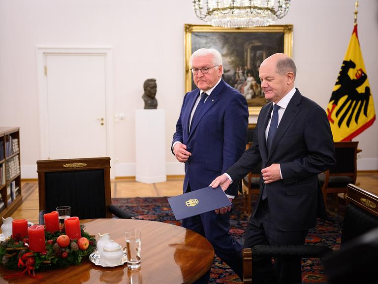 Bundespräsident Frank-Walter Steinmeier (l) empfängt Bundeskanzler Olaf Scholz (SPD) zum Gespräch im Schloss Bellevue 