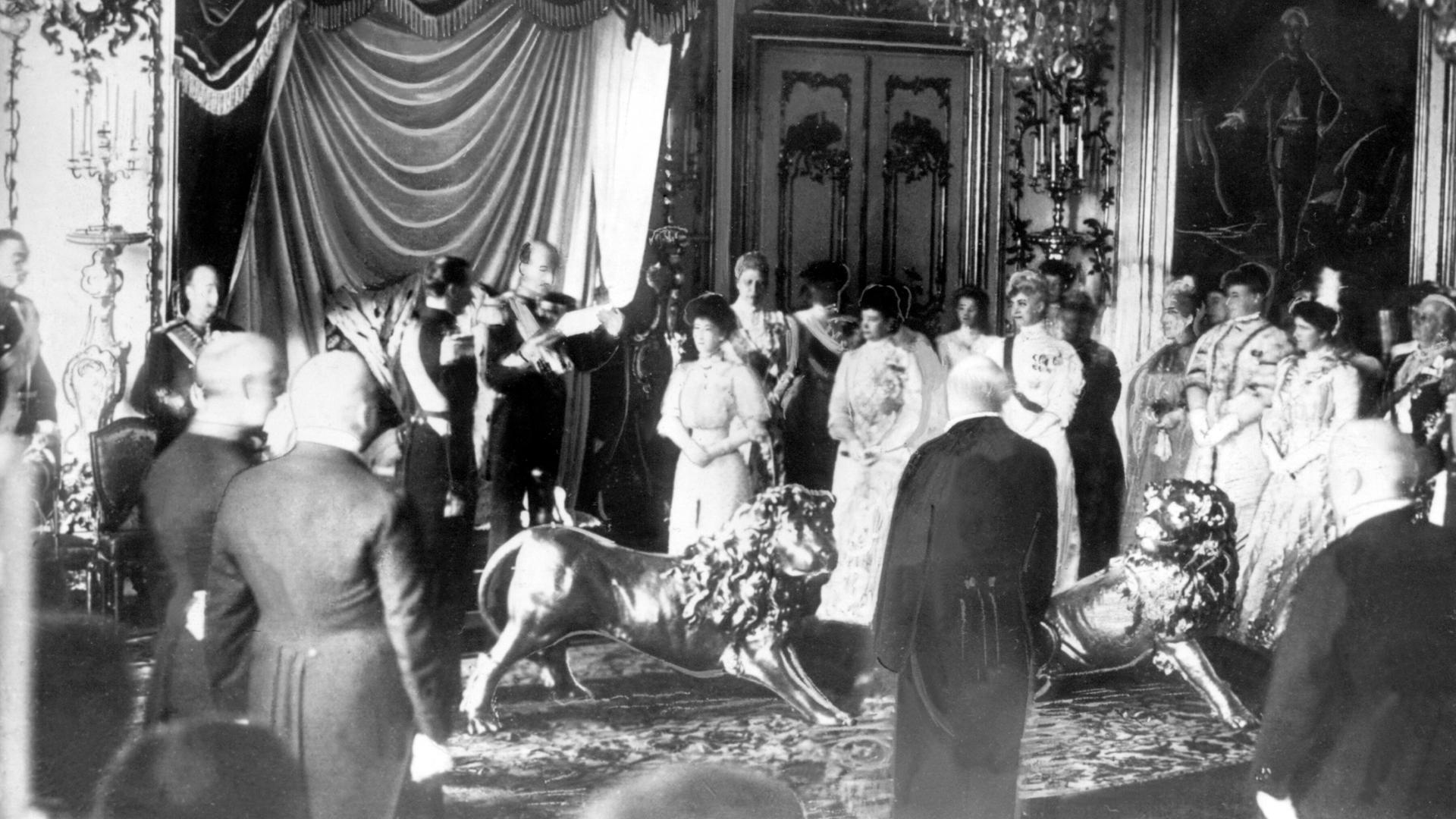 Der dänische König Frederik VIII. gibt am 20.11.1905 einer norwegischen Delegation sein Einverständnis, dass sein Sohn Prinz Carl von Dänemark das Angebot norwegischer König zu werden annehmen dürfe. 