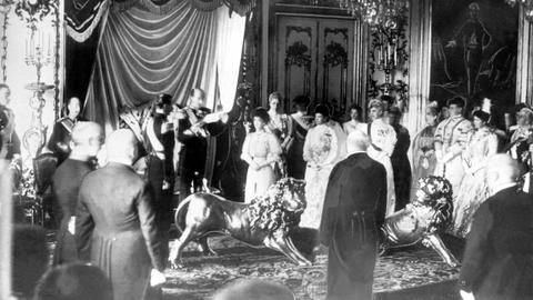 Der dänische König Frederik VIII. gibt am 20.11.1905 einer norwegischen Delegation sein Einverständnis, dass sein Sohn Prinz Carl von Dänemark das Angebot norwegischer König zu werden annehmen dürfe. 