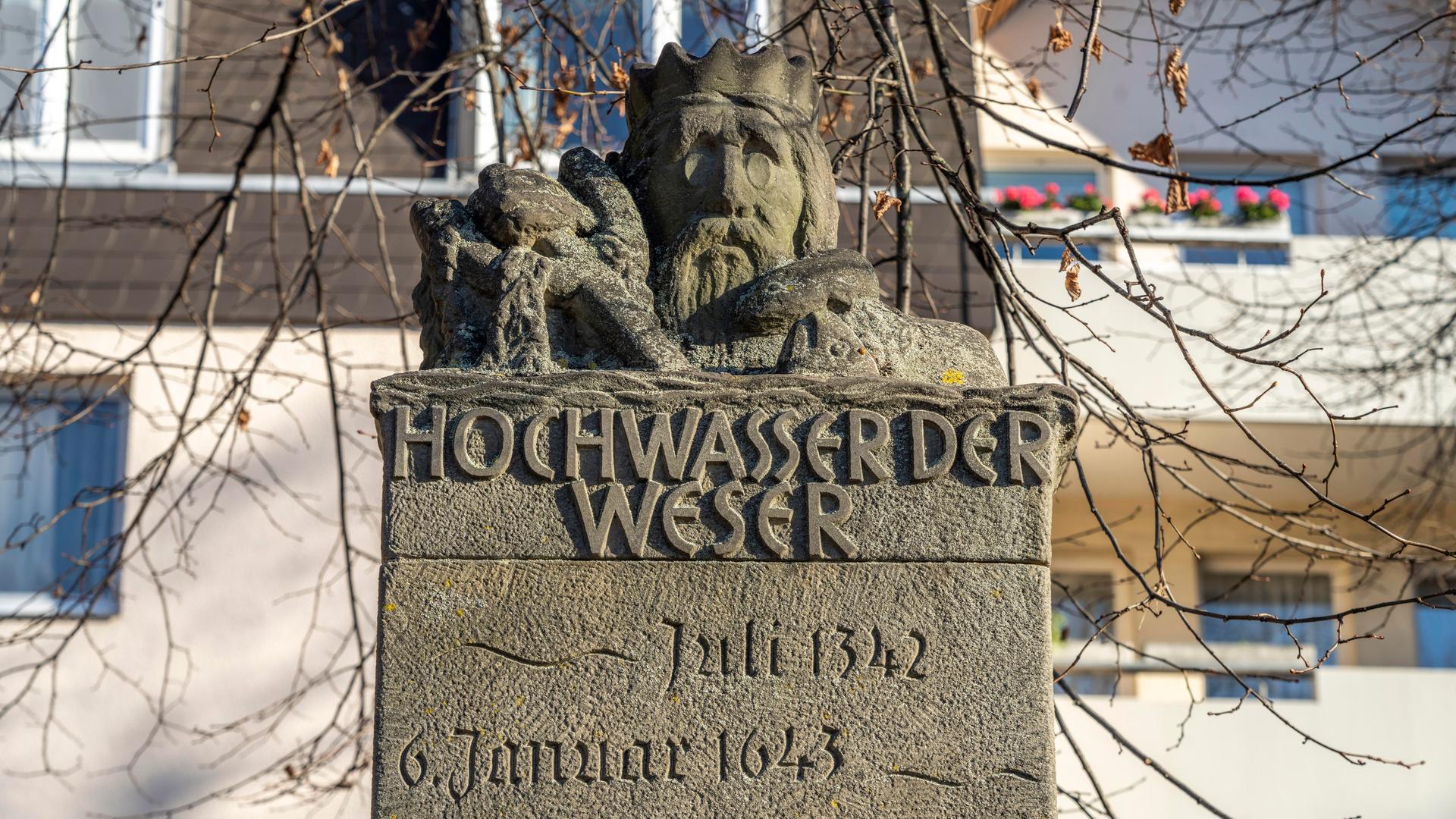 Säule zur Erinnerung an historische Weser Hochwasser in Hameln, Niedersachsen, 1342