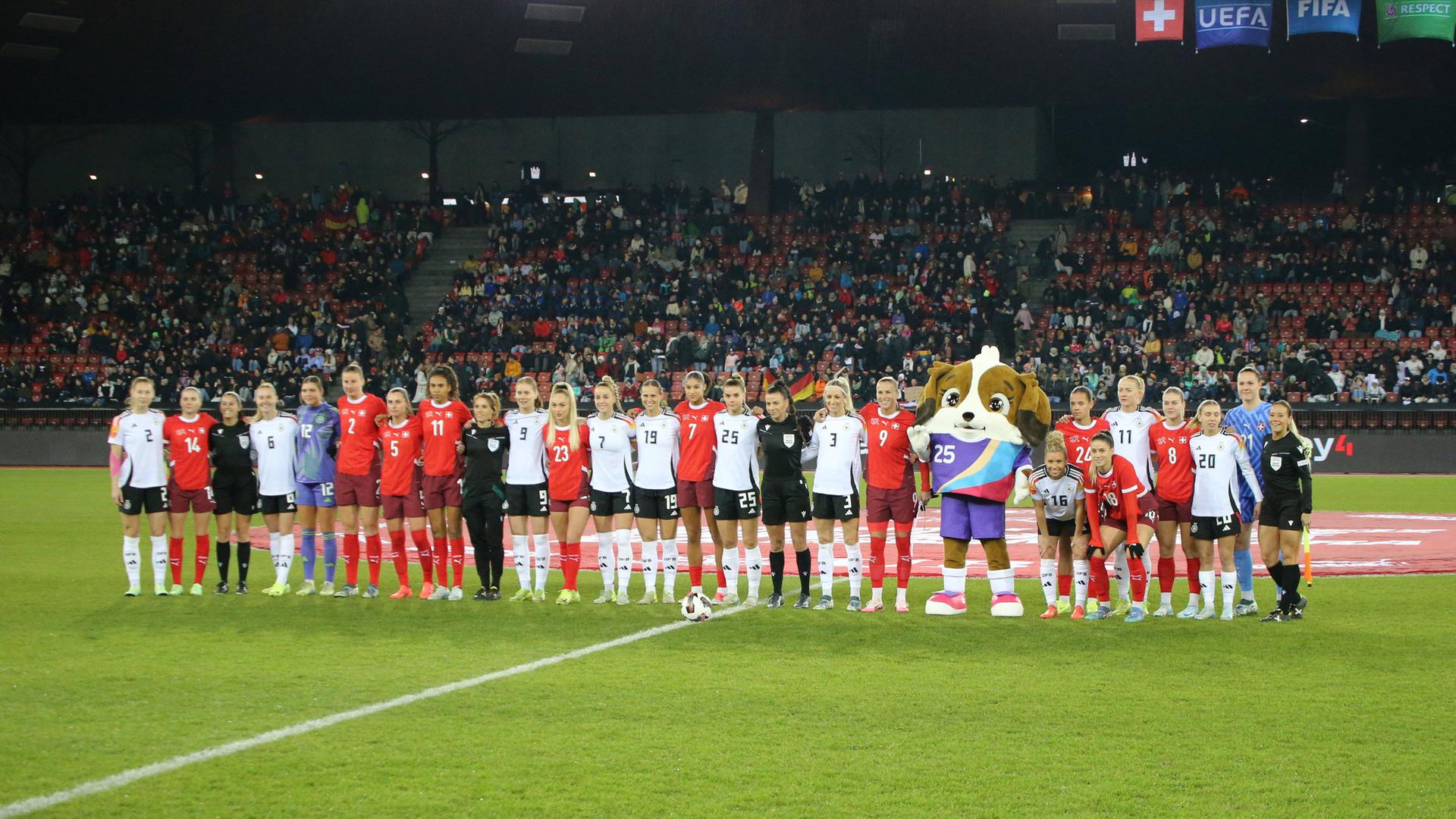 Die Fußball-Nationalmannschaften der Schweiz und Deutschland stehen vor dem Testspiel Ende November in Zürich zusammen.