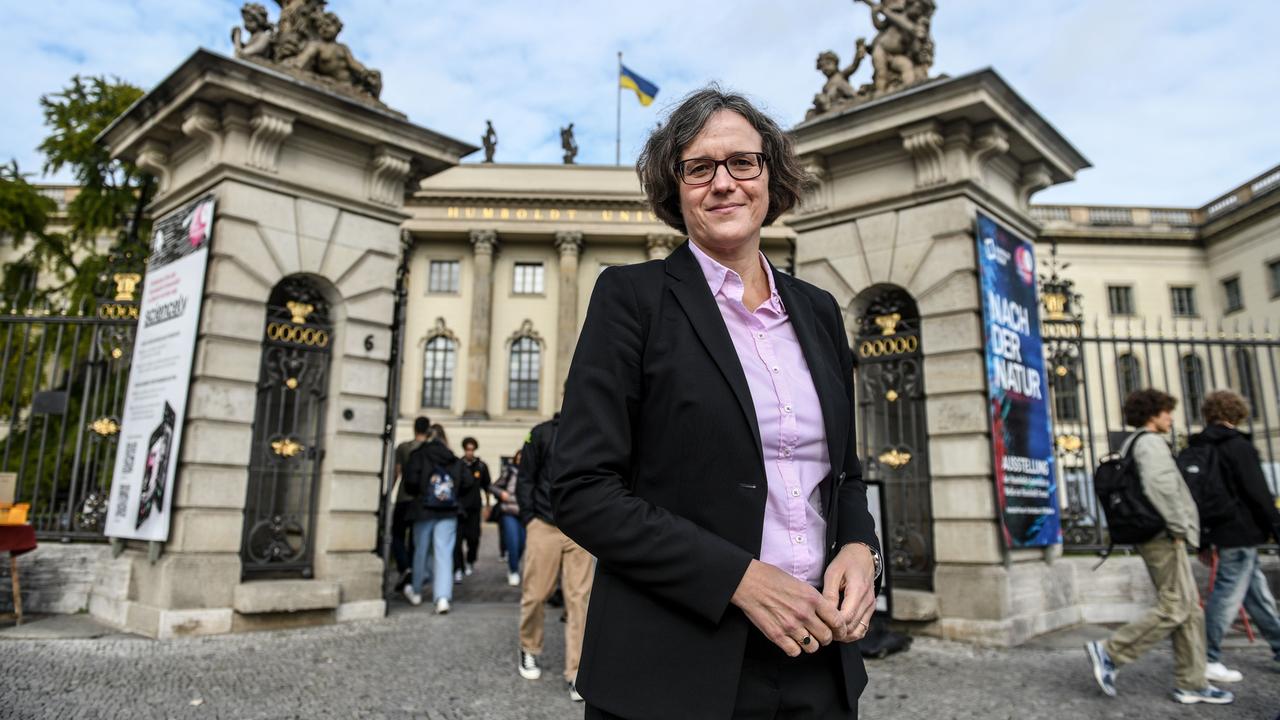 Julia von Blumenthal, Präsidentin der Berliner Humboldt Universität steht vor dem Gebäude. 