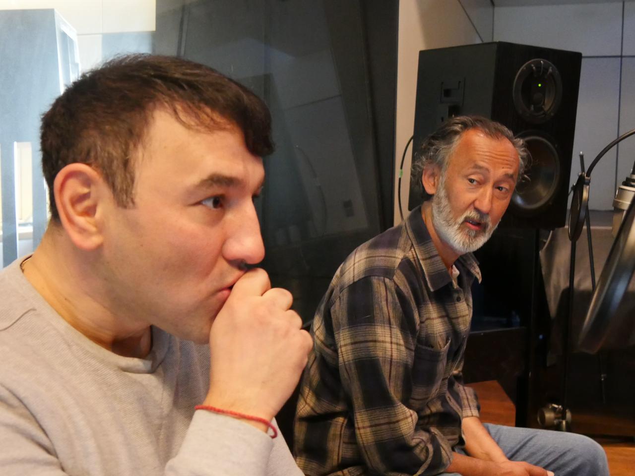 Die Schauspieler Taner Şahintürk und Ercan Durmaz bei den Aufnahmen für das Hörspiel "Zärtlichkeiten".