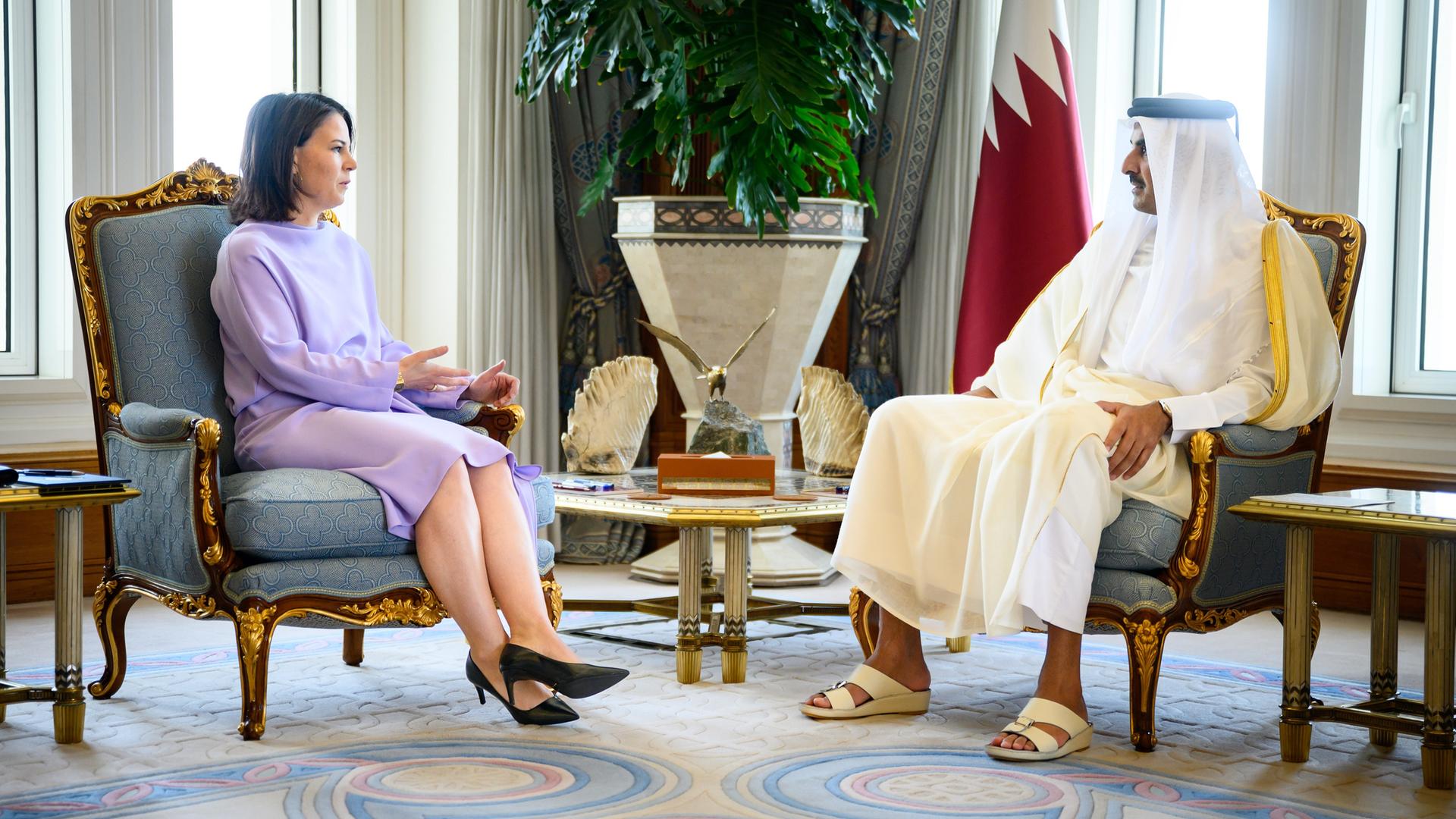 Doha: Annalena Baerbock, Außenministerin, wird von Scheich Tamim bin Hamad Al Thani, Emir von Katar, im Palast des Emirs zu einem Gespräch empfangen. Doha: Annalena Baerbock, Außenministerin, wird von Scheich Tamim bin Hamad Al Thani, Emir von Katar, im Palast des Emirs zu einem Gespräch empfangen.