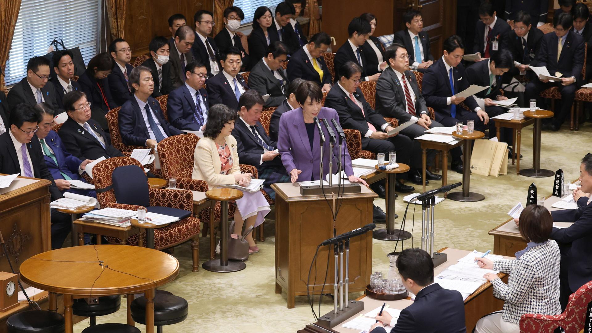 Die japanische Premierministerin Sanae Takaichi spricht im Parlamentsgebäude in Tokio. Die japanische Premierministerin Sanae Takaichi spricht im Parlamentsgebäude in Tokio.