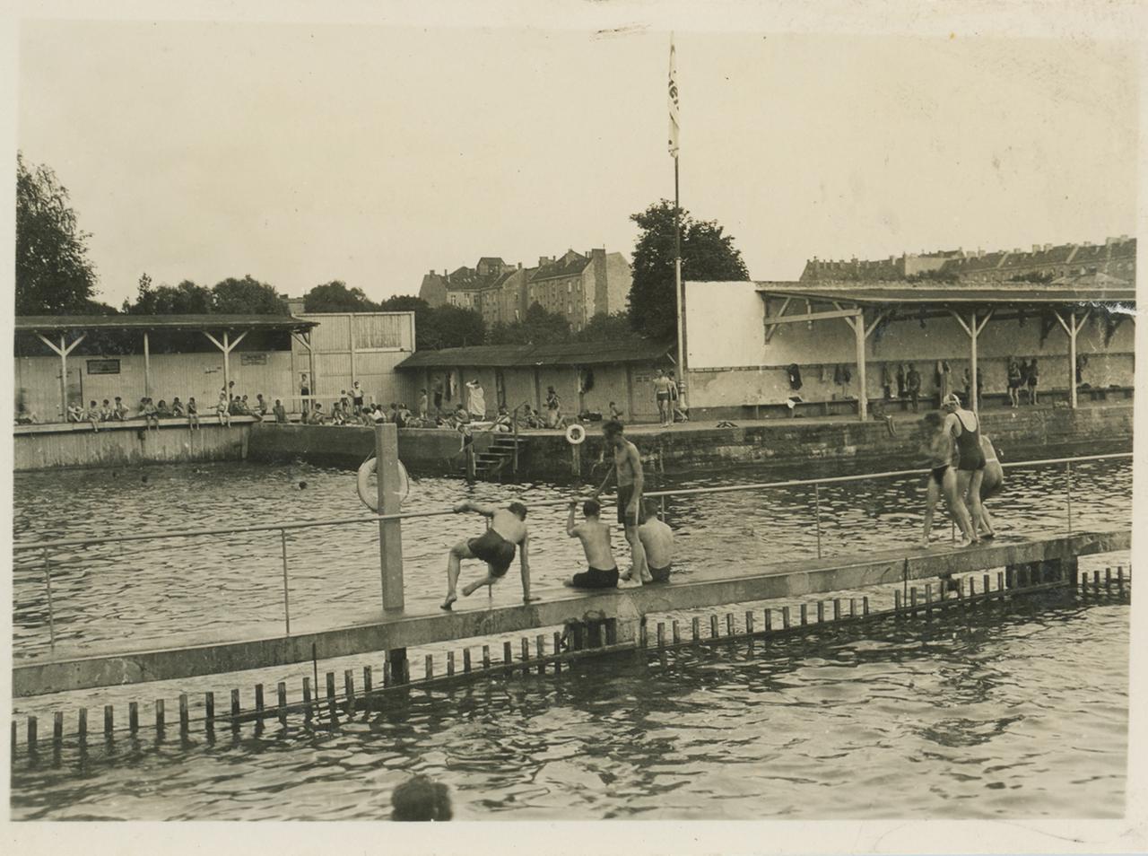 Historische schwarz weiß Aufnahme eines Freibades, um 1930