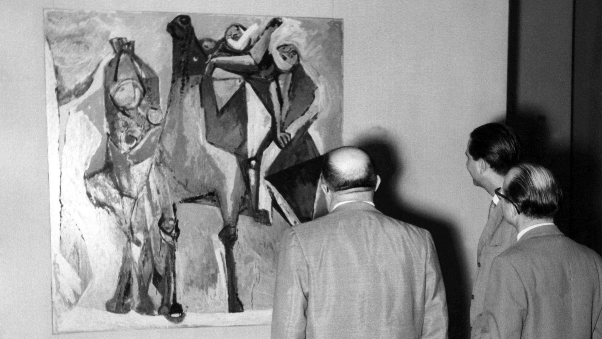 Besucher der Documenta 2 im Jahr 1959 in Kassel vor einem Gemälde von Marino Marini. 