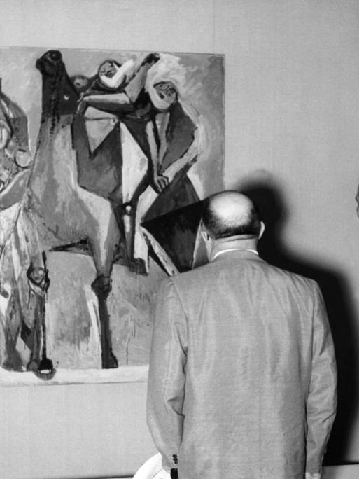 Besucher der Documenta 2 im Jahr 1959 in Kassel vor einem Gemälde von Marino Marini. 