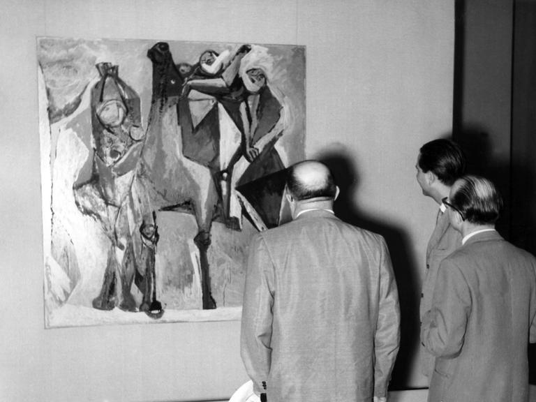 Besucher der Documenta 2 im Jahr 1959 in Kassel vor einem Gemälde von Marino Marini. 