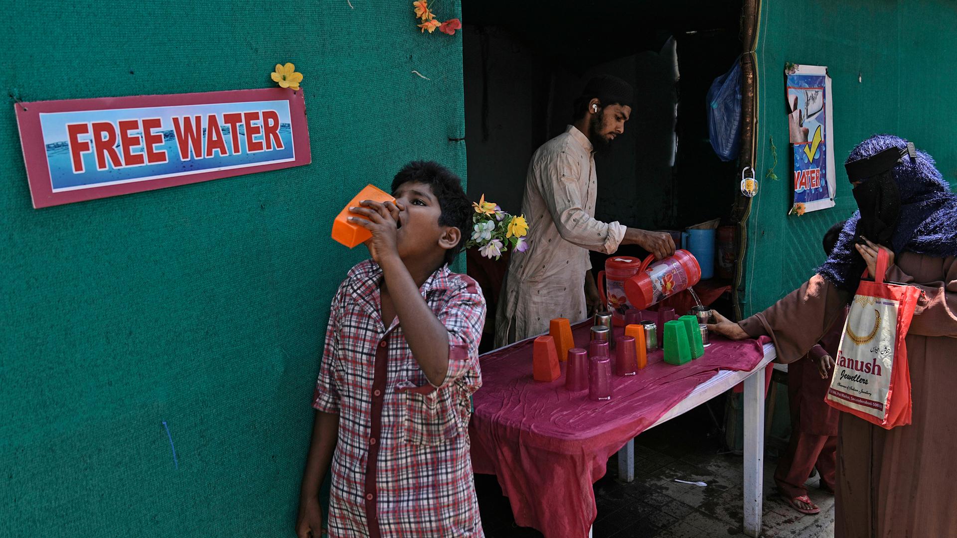 In Hyderabad (Indien) wird kostenloses Wasser wegen heißer Temperaturen ausgegeben