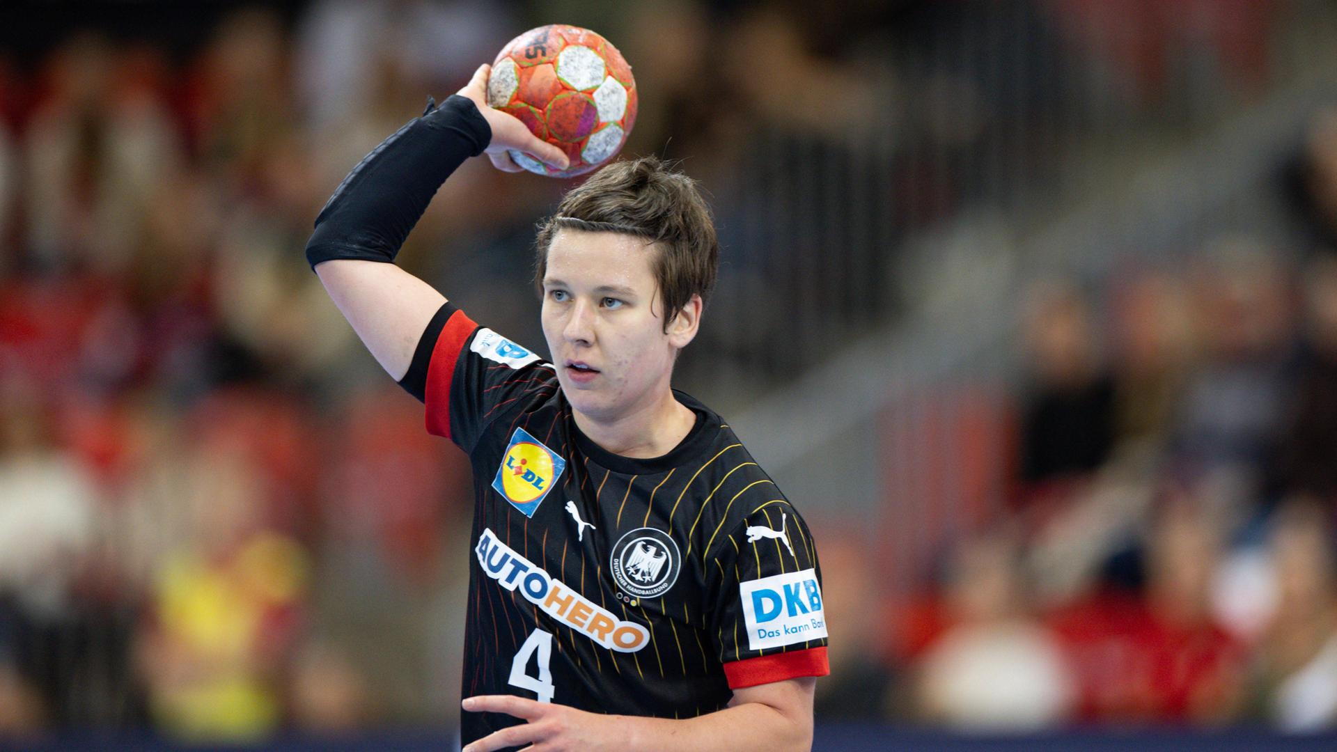 Handball-Nationalspielerin Alina Grijseels beim Wurf.