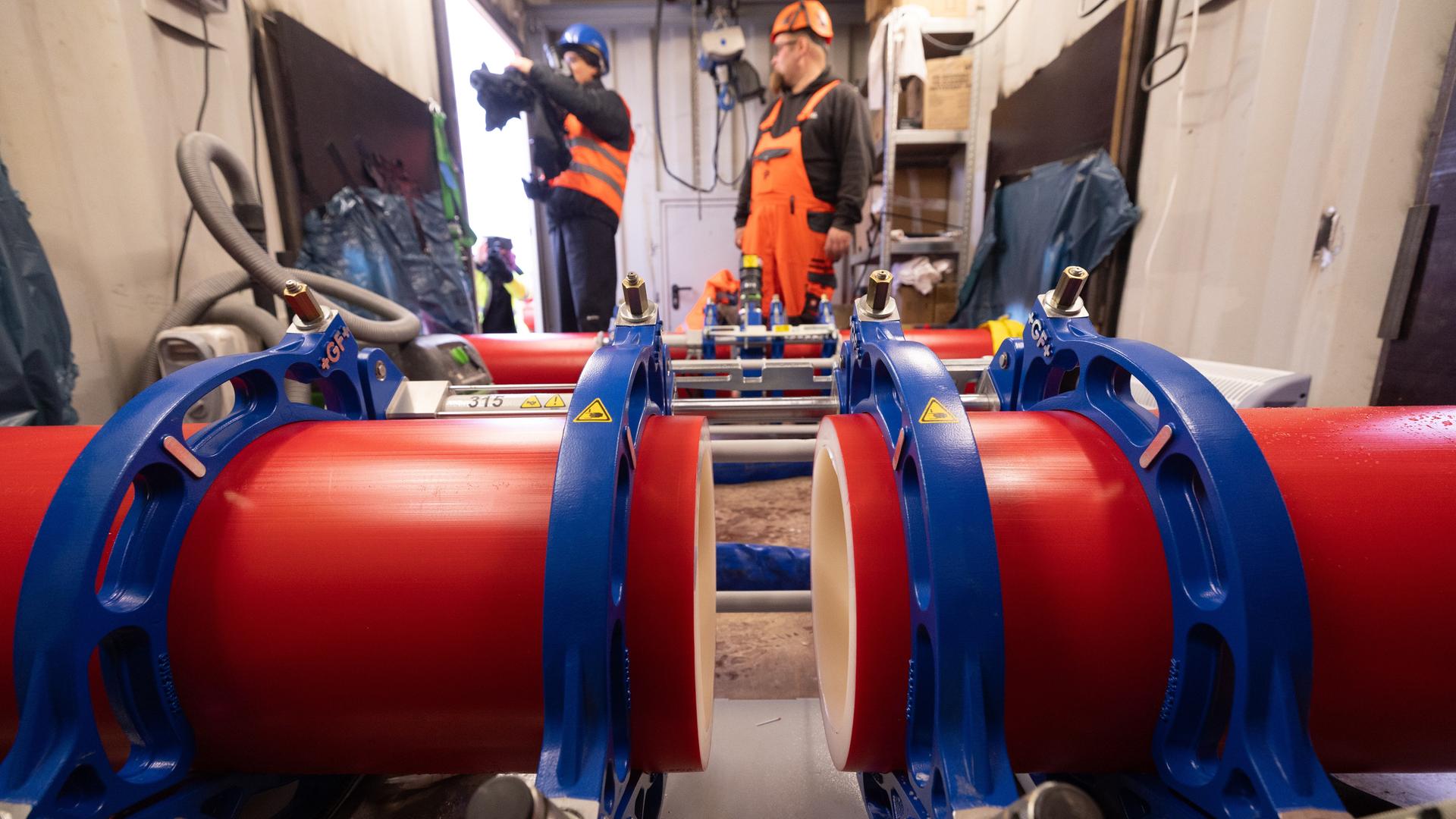 Rohre für die Gleichstrom-Erdkabelverbindung SuedLink werden zusammengeschweißt.