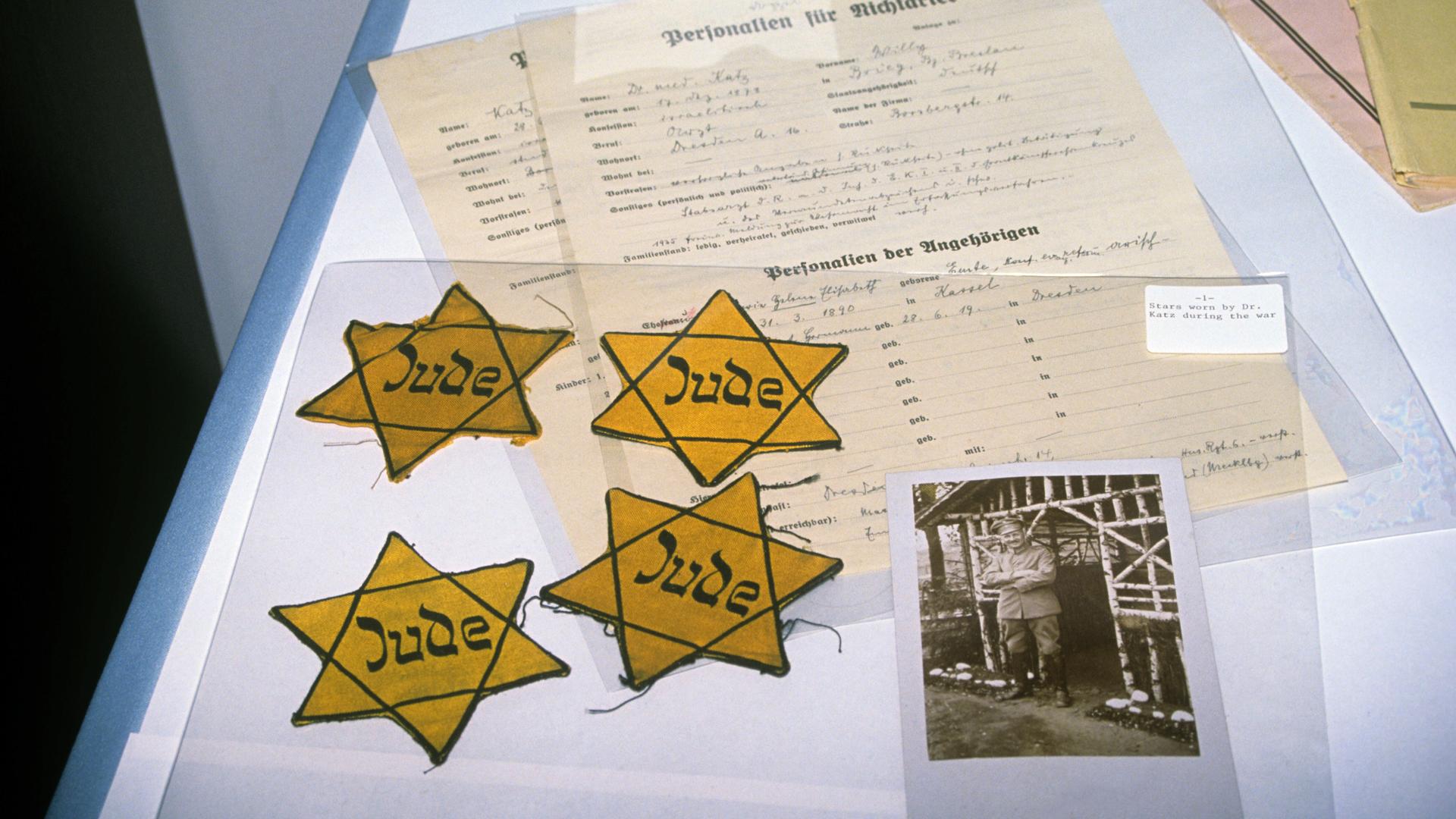 Im Holocaust Museum in Washington werden "Judensterne" und Dokumente aus dem Dritten Reich in einer Vitrine ausgestellt. Im Holocaust Museum in Washington werden "Judensterne" und Dokumente aus dem Dritten Reich in einer Vitrine ausgestellt.
