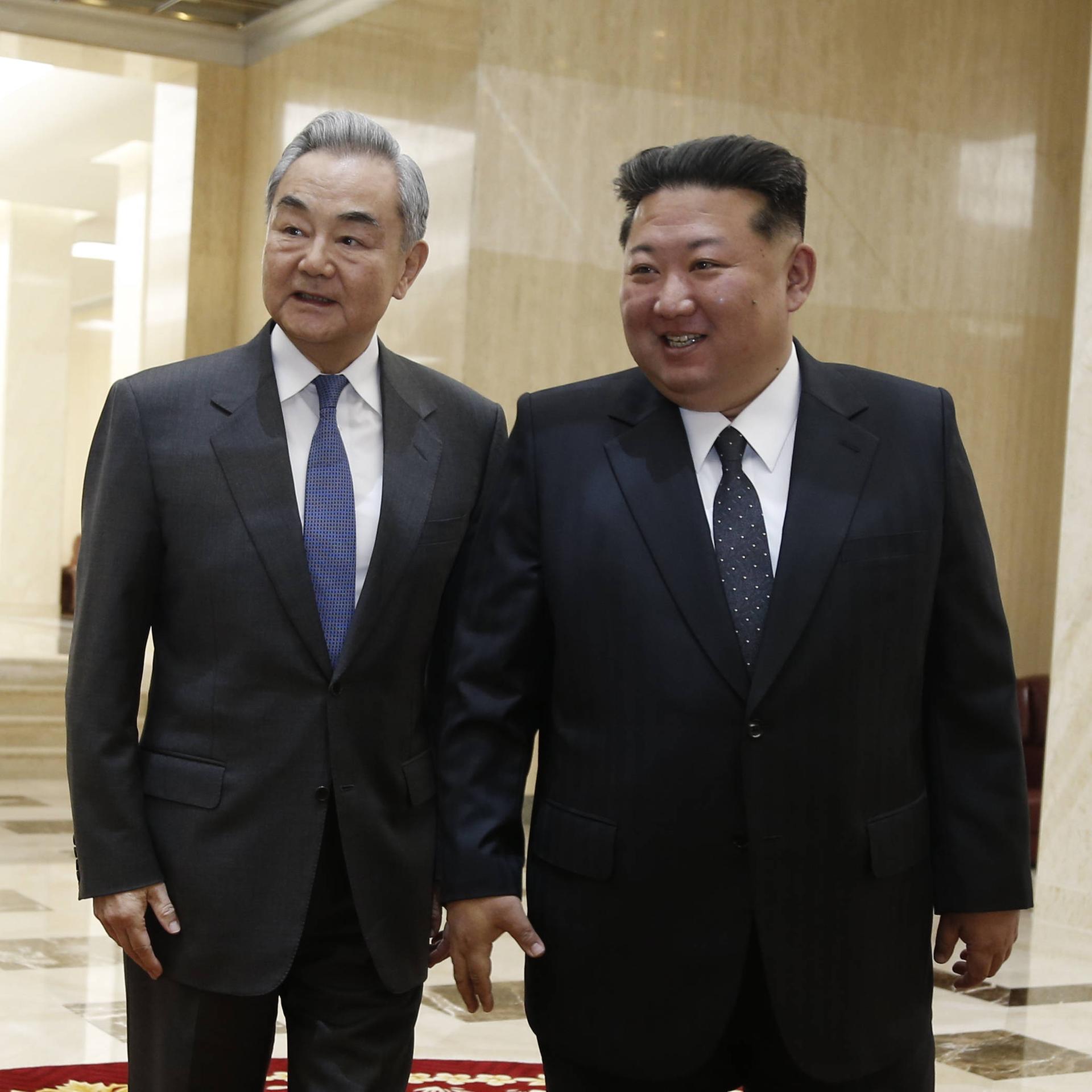 Nordkoreas Machthaber Kim Jong Un trifft sich in Pjöngjang mit dem chinesischen Außenminister Wang Yi. 