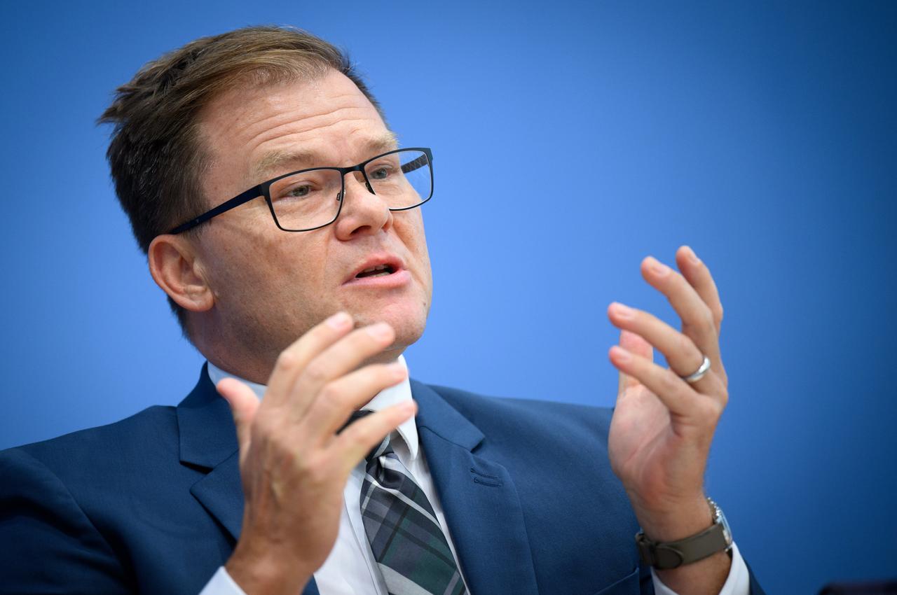 Carsten Schneider spricht auf der Bundespressekonferenz. Carsten Schneider spricht auf der Bundespressekonferenz.