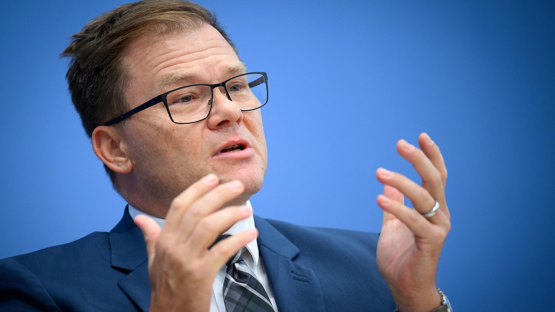 Carsten Schneider spricht auf der Bundespressekonferenz.