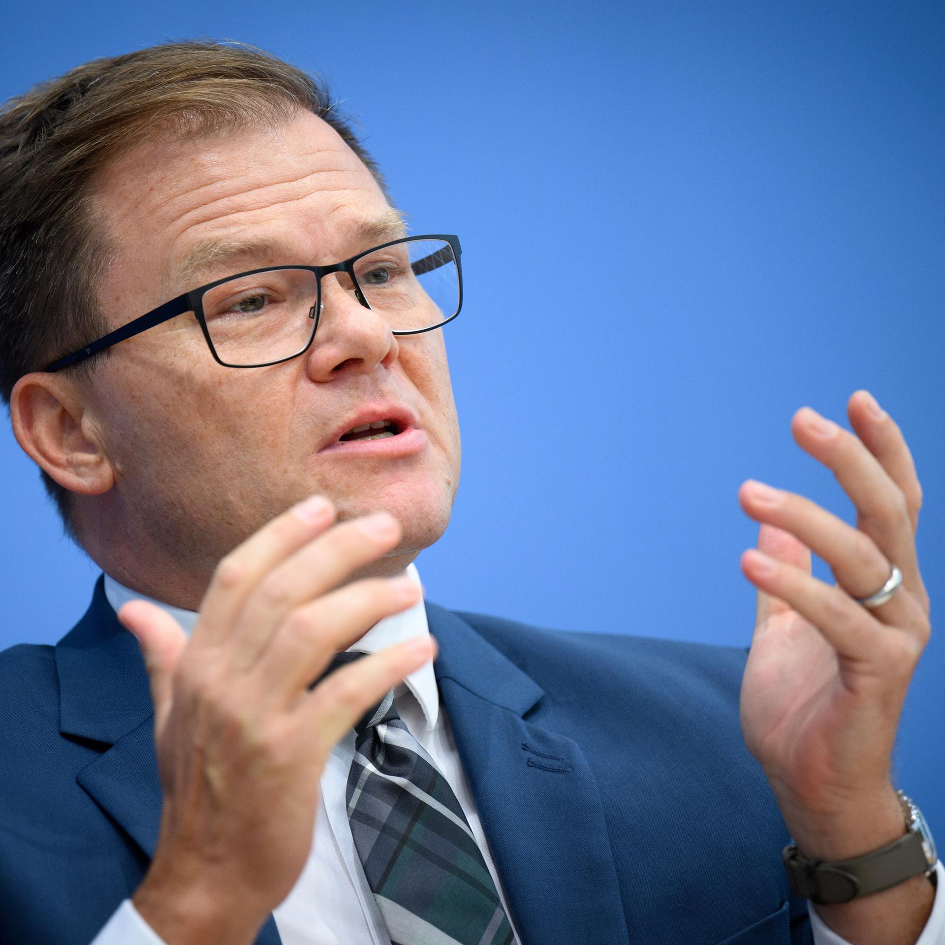 Carsten Schneider spricht auf der Bundespressekonferenz.