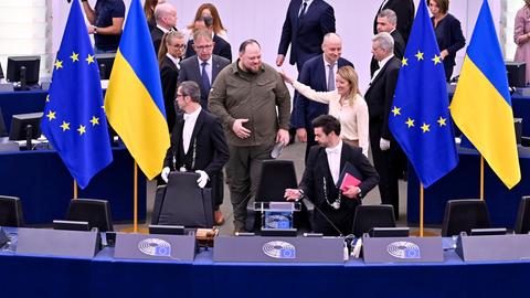 Ruslan Stefantschuk im Europäischen Parlament, umringt von Abgeordneten und EU- und ukrainischen Nationalflaggen.