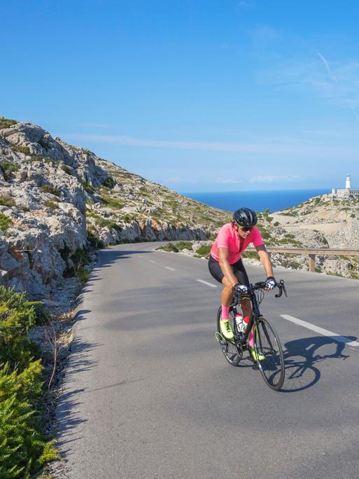 Radfahrer auf der Bergstraße am Cap de Formentor auf Mallorca