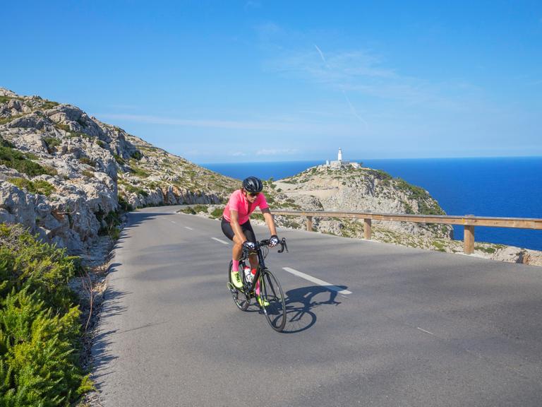 Radfahrer auf der Bergstraße am Cap de Formentor auf Mallorca