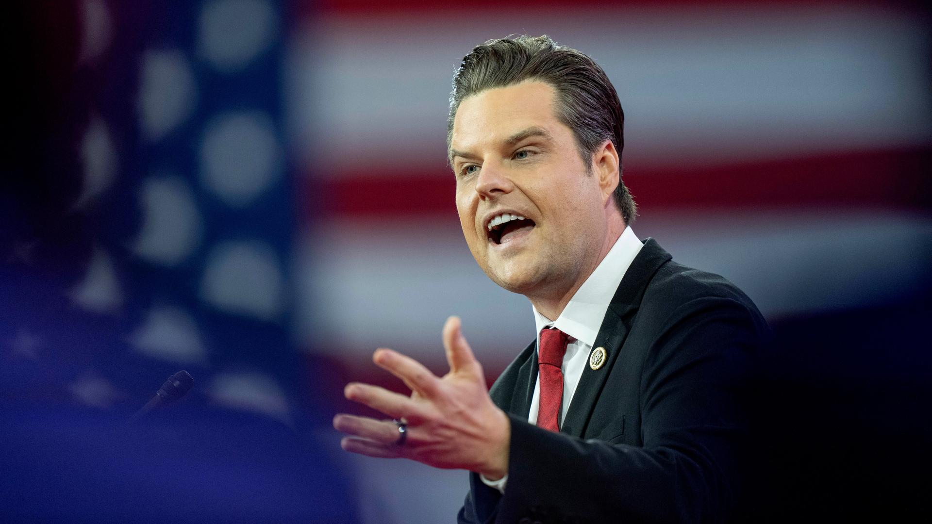 Der Abgeordnete Matt Gaetz spricht während einer Konferenz konservativer Politiker und Aktivisten in Oxon Hill vom Podium.