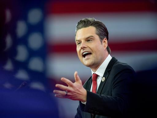 Der Abgeordnete Matt Gaetz spricht während einer Konferenz konservativer Politiker und Aktivisten in Oxon Hill vom Podium.