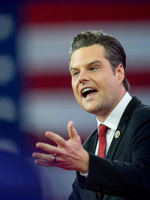 Der Abgeordnete Matt Gaetz spricht während einer Konferenz konservativer Politiker und Aktivisten in Oxon Hill vom Podium.