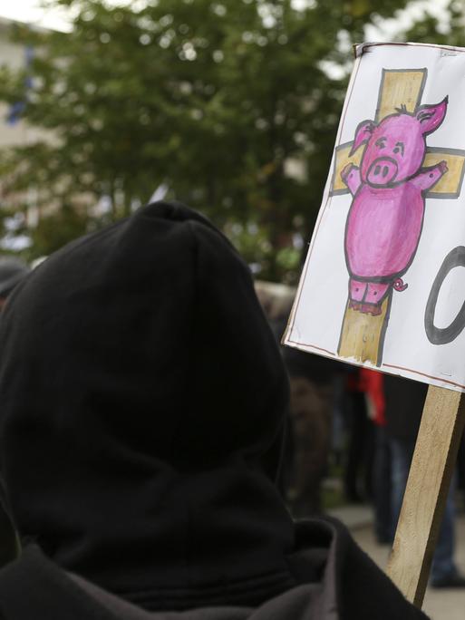 Ein Demonstrant auf einer Demo gegen christlichen Fundamentalismus