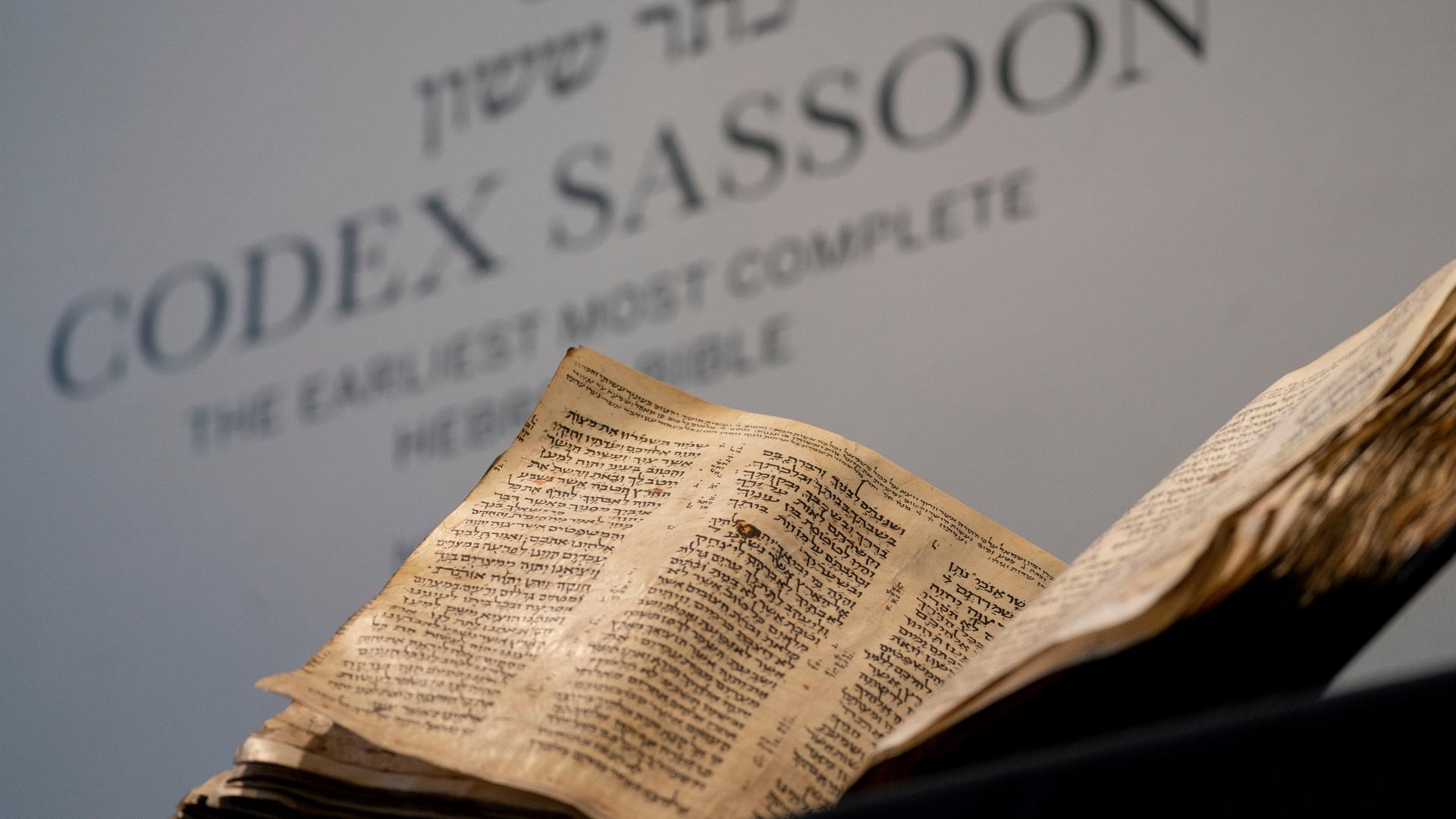 Das Auktionshaus Sotheby's stellt den sogenannten "Codex Sassoon" im New Yorker Stadtteil Manhattan zur Versteigerung vor.