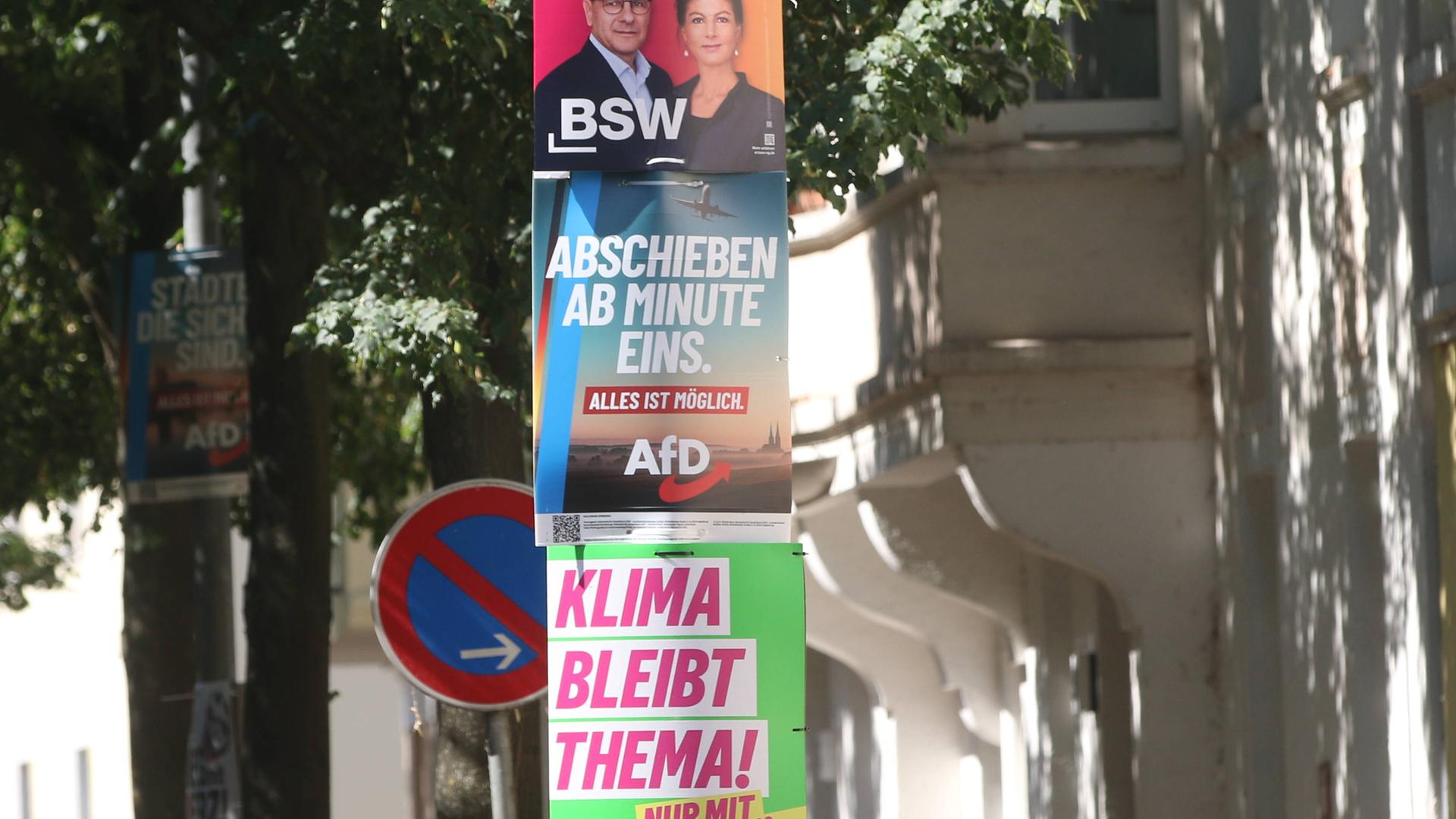 Wahlplakate zur Landtagswahl in Sachsen-Anhalt in Magdeburg. Auf dem Plakat der AfD steht "Abschieben ab Minute eins".