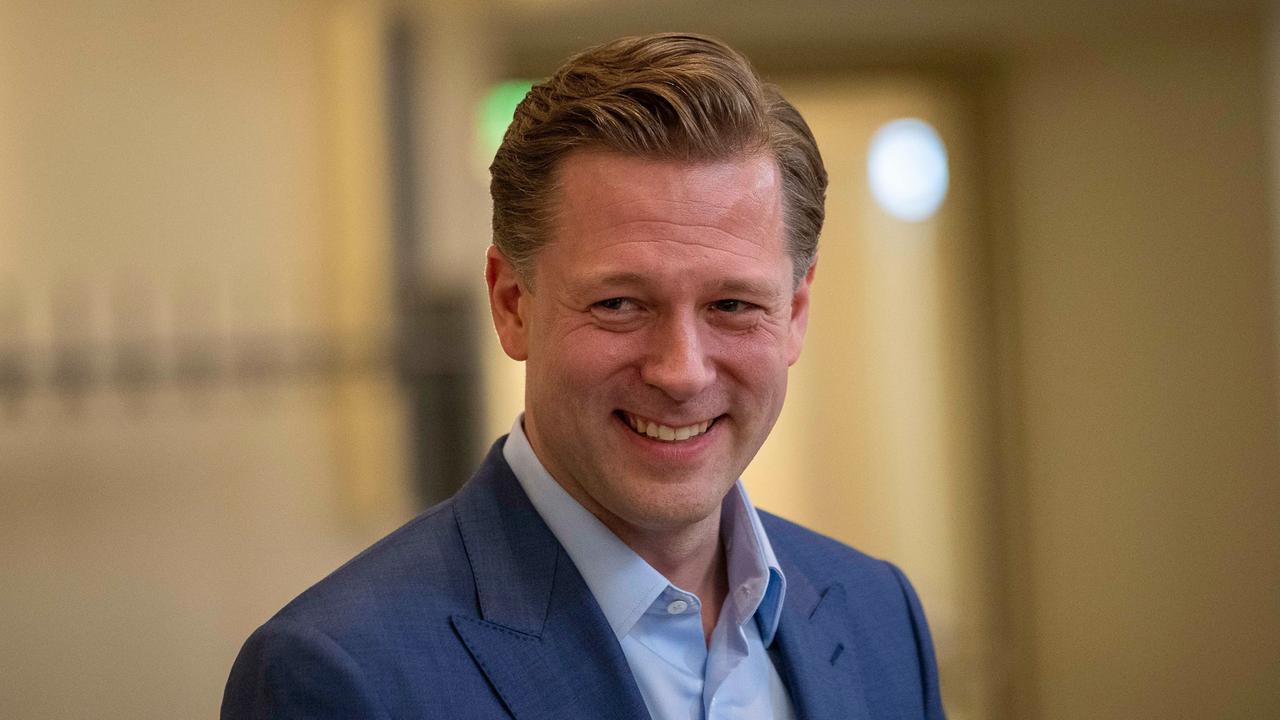 "Tagesthemen"-Moderator Dr. Helge Fuhst lächelt in die Kamera. 