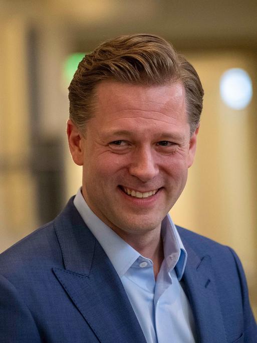 "Tagesthemen"-Moderator Dr. Helge Fuhst lächelt in die Kamera. 