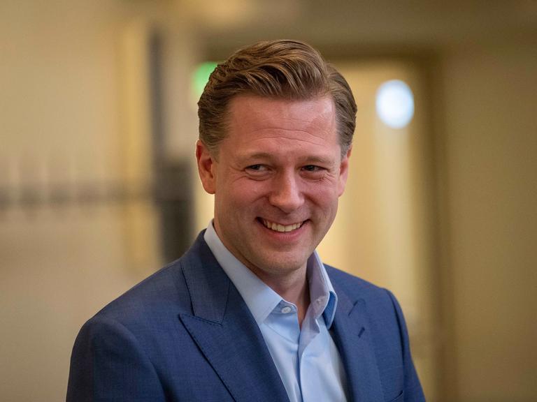 "Tagesthemen"-Moderator Dr. Helge Fuhst lächelt in die Kamera. 