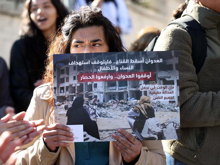 Palästinenserinnen versammeln sich vor der ägyptischen Botschaft in Ramallah und fordern, dass der Grenzübergang Rafah am 19. Dezember 2023 in Ramallah, Westjordanland, für Hilfslastwagen geöffnet bleibt Palästinenser in Gaza.