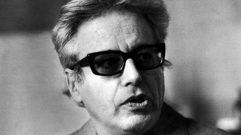 Ein Mann mit Sonnenbrille - es ist der Komponist György Ligeti. 