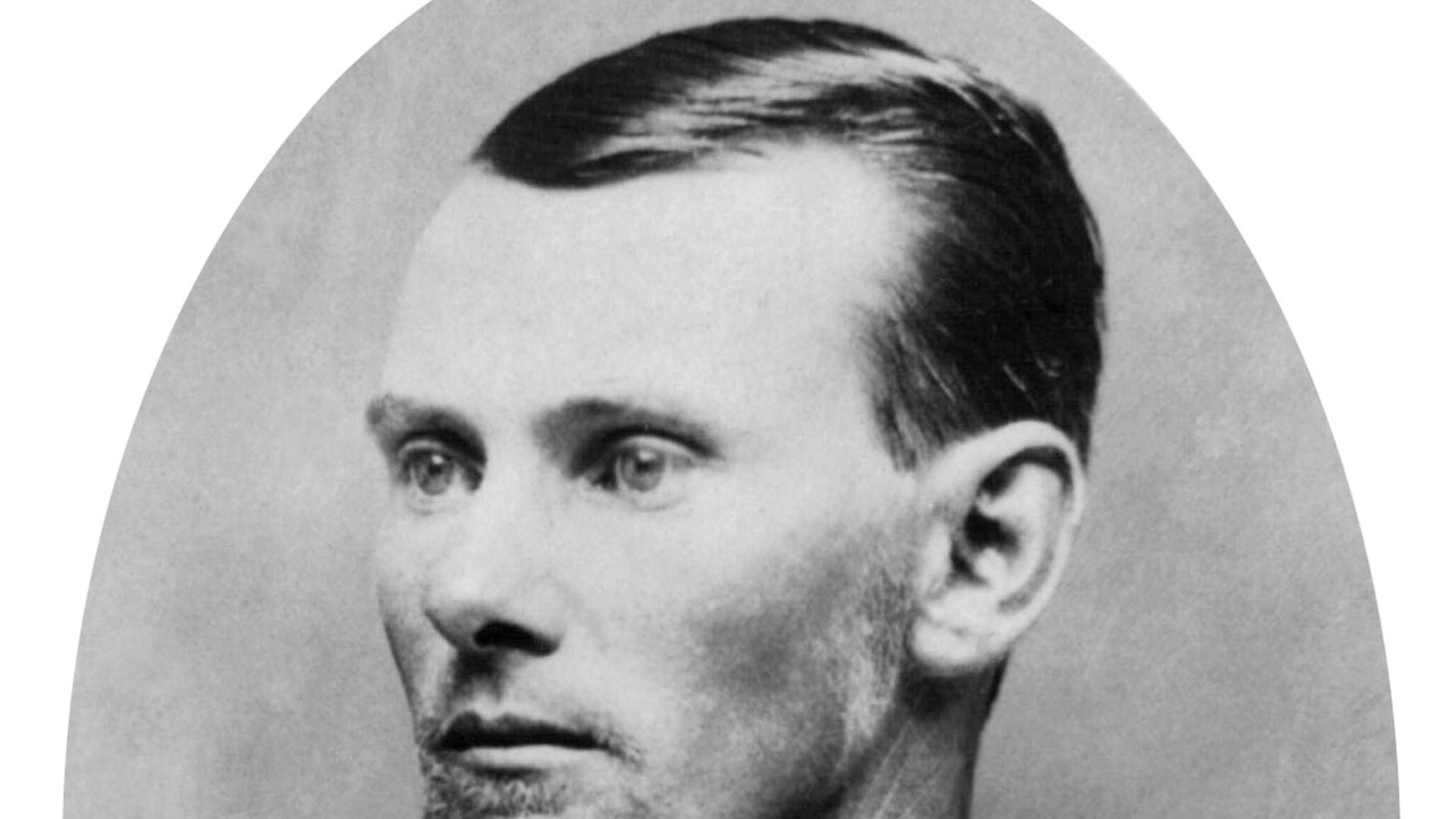 Das Schwarz-Weiß-Porträt-Foto zeigt einen Mann mit Querbinder und streng gescheiteltem Haar