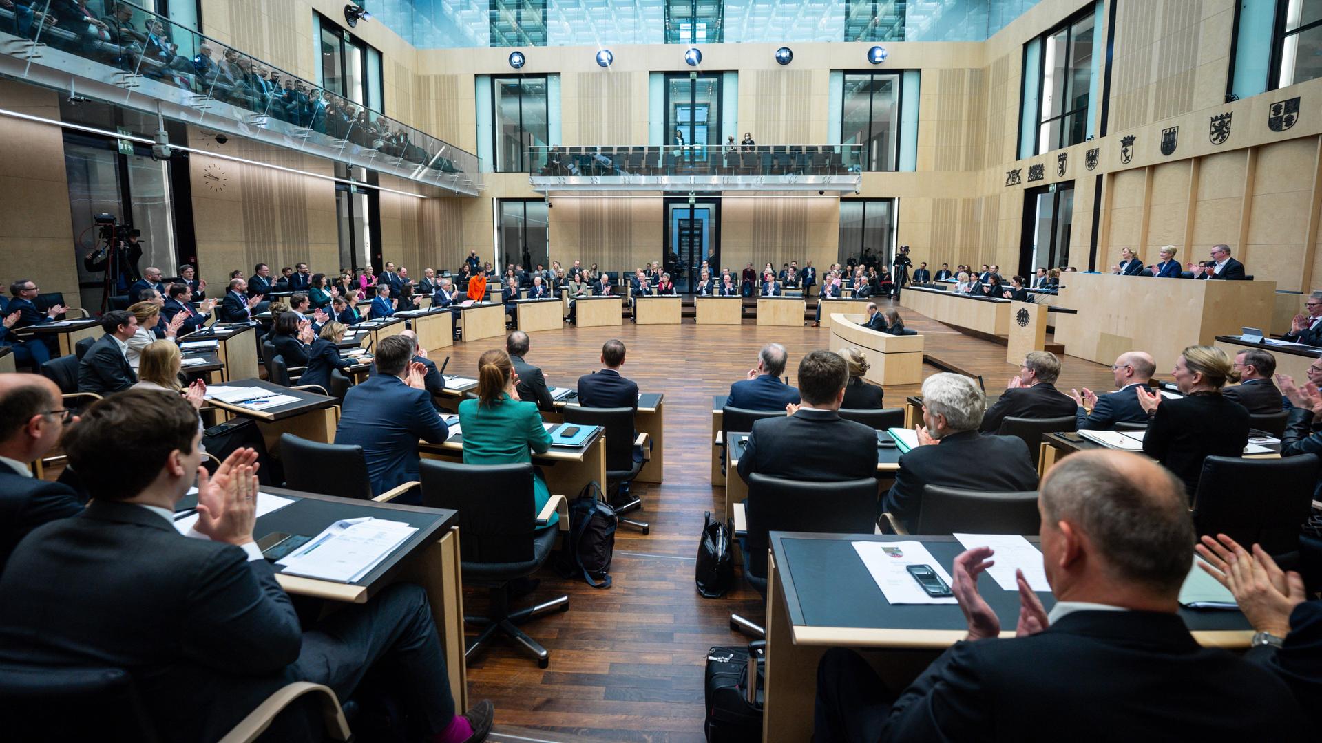 Blick in den Plenarsaal des Bundesrats mit Abgeordneten