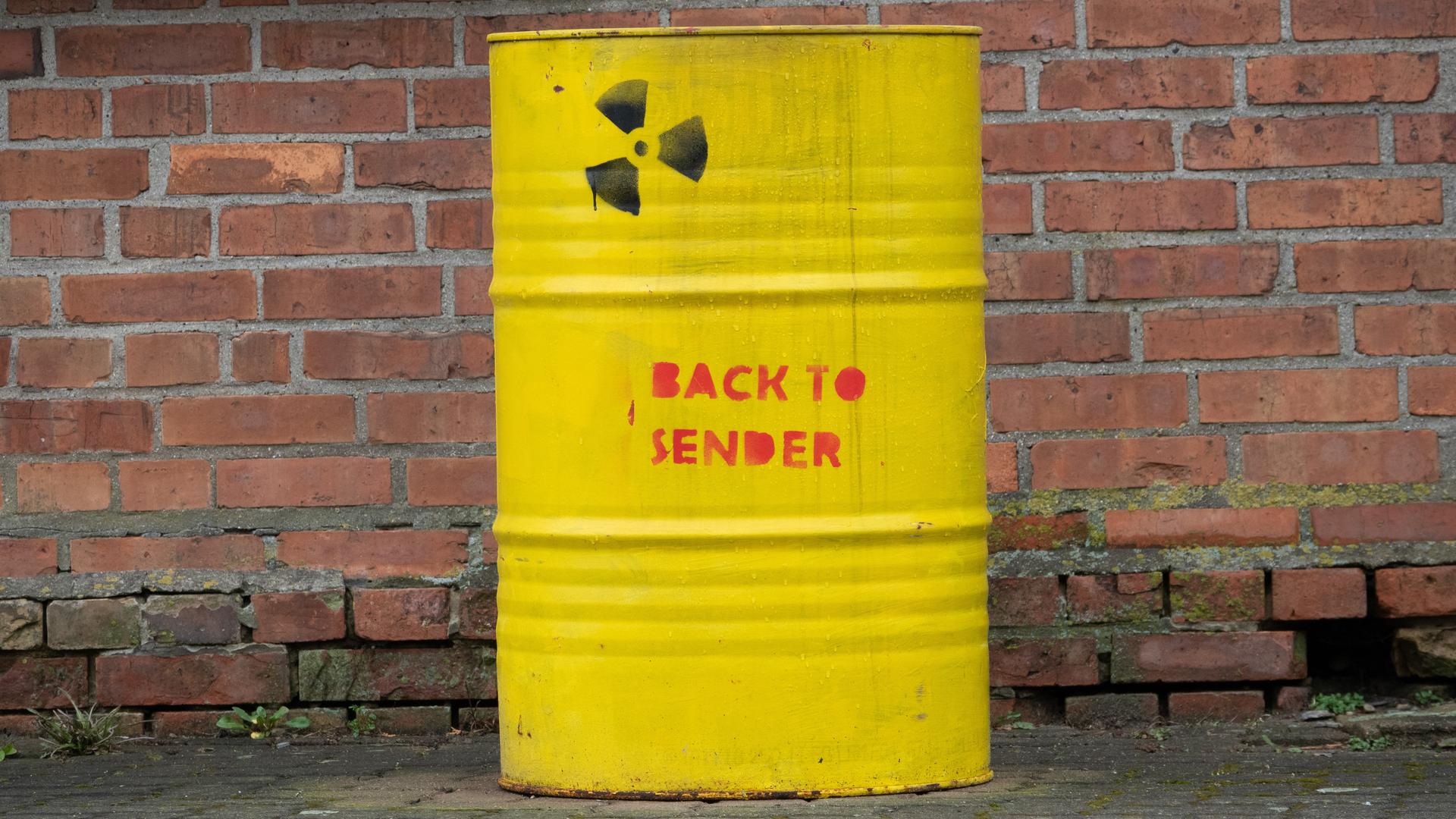 Ein Fass mit der Aufschrift «Back to sender» und einem Atomzeichen steht vor einem Haus in der Ortschaft Bleckenstedt bei Salzgitter in der Nähe vom Schacht Konrad.