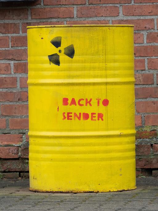 Ein Fass mit der Aufschrift «Back to sender» und einem Atomzeichen steht vor einem Haus in der Ortschaft Bleckenstedt bei Salzgitter in der Nähe vom Schacht Konrad.