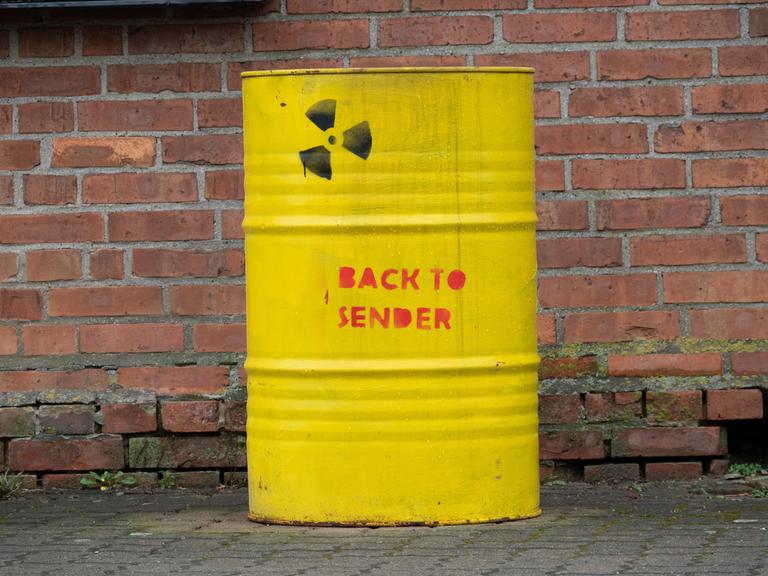 Ein Fass mit der Aufschrift «Back to sender» und einem Atomzeichen steht vor einem Haus in der Ortschaft Bleckenstedt bei Salzgitter in der Nähe vom Schacht Konrad.