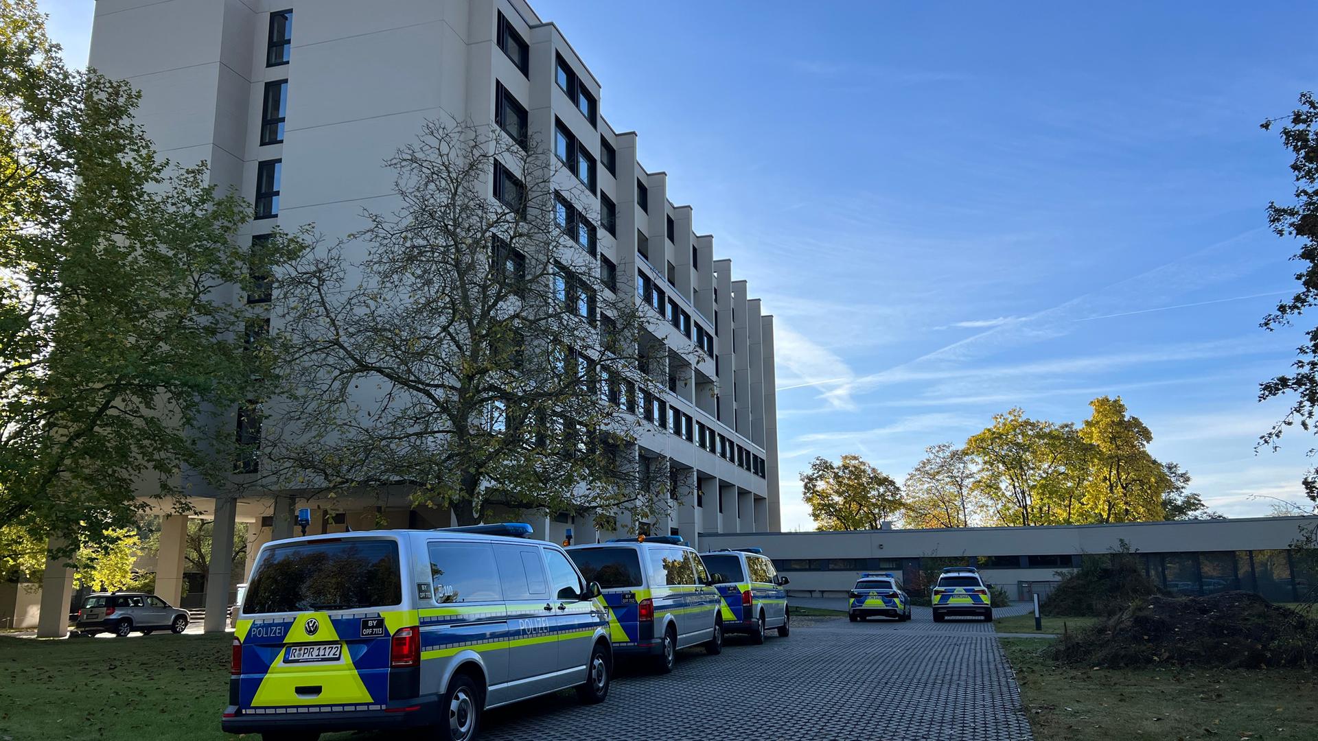Regensburg: Polizeiautos stehen vor einer Schule in Regensburg. Nach einer Bombendrohung per E-Mail wurde das Gebäude am Montagmorgen geräumt.